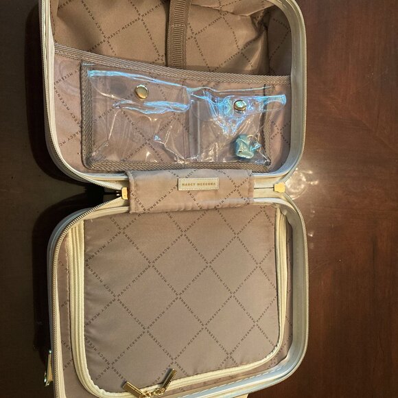 COPY - Never used, cream colored/marbled toiletry and jewelry travel bag - Picture 2 of 4